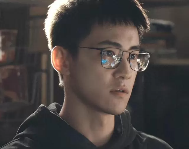 《爱情没有神话》揭晓“闪灵骑士”双人身份：何韩与林展翘共用笔名 | 情报图