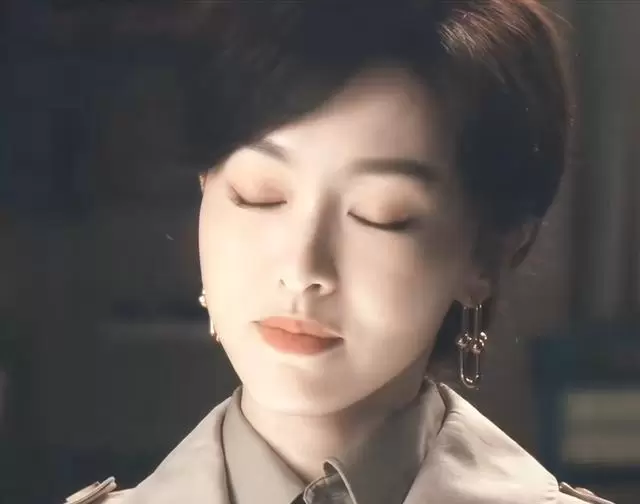 《爱情没有神话》揭晓“闪灵骑士”双人身份：何韩与林展翘共用笔名 | 资讯配图